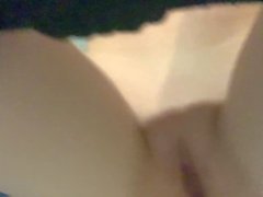 Masturbación mi coño adolescente en el baño del gimnasio mientras espero a mi entrenador