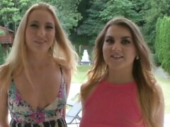 Leggy Russische Blondine breitet ihre Wangen zum Analsex aus