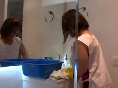 Geile kolumbianische Mädchen Kathy Violeta genießt ein verworrenes Badezimmer