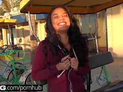 Teenager Maya Bijou Petite Latina Flashes Tits In pubblico