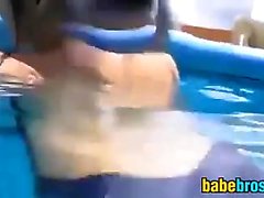 Japanese Babe in einem Badeanzug Ruft Nass Angezogen