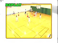 giocatori di basket giapponese cattivi che mostrano fuori il trov
