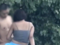 Fönstertittare video med a Girl utomhus provocating i hennes