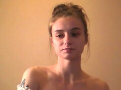 Teenager sexy in reggiseno rosa fa un ballo di striptease in Webcam