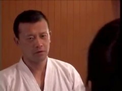 Japansk kvinnlig judo instruktör Besegrad av Man