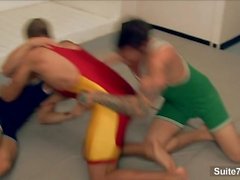 Horny jocks fuck en 3some en el vestuario