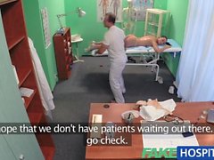 FakeHospital Nurse obtiene más entonces un masajes