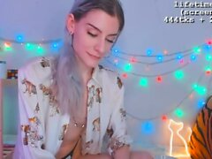 Kleines Titzbaby spielt ihre Muschi auf Webcam