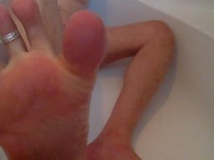 Pieds Homme magnifiques avec bagues orteil en une douche