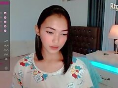 Kleine Titten Teen Filipina Ts streichelt ihren Schwanz auf Webcam