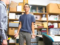 YoungPerps - Un agente di sicurezza Buttfucks Alex Flores