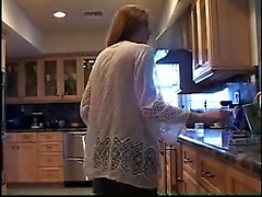 Madre in cucina di fumare feti Shanice a 1fuckdatecom