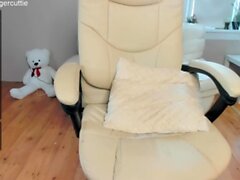 Kleines Titzbaby spielt ihre Muschi auf Webcam