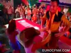 Cochonnes chance dansant avec des stripper