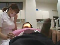 Suloinen aasialainen hammaslääkärille toimii kiimainen potilaan jäykkänä er