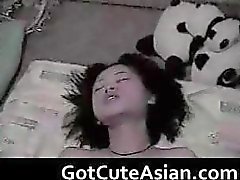 Twee chinese studenten neuken in haar kamer part2