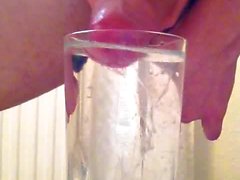 Cumming in ein Glas Wasser