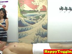 Masseuse asiatica jerking e cazzo il suo cliente