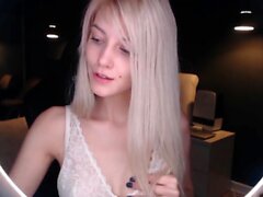 Блондинка -подростка пьет вино и разжигает чат на веб -камере
