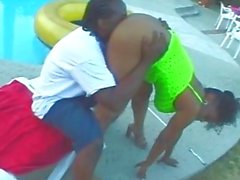 Negro Sex junto al una piscina