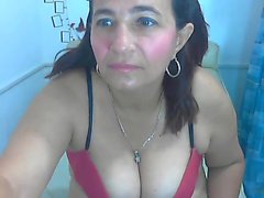 Stacked MILF dans un soutien-gorge rose se trouve dans le lit à se masturber sur le web