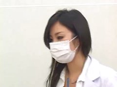 beau médecin japonais enlève un masque chirurgical à sucer censuré
