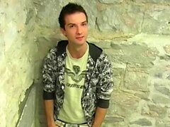 Netter britischer Twink Nathan B masturbiert nach einem Interview