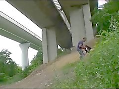 Scolaretta vasca scopato all'aperto sotto il dall'autostrada