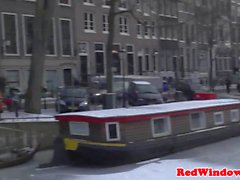 Pussyfucked Amsterdam slut ratsastaa kalu