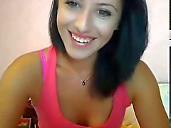 brunette slet rookt en masturbeert op webcam