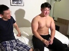 Deux hommes musculaires gays font des fellations et anal