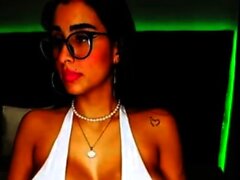 Brune sexy webcam avec de gros seins