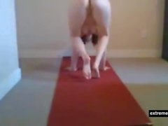 sesión de yoga de madres desnudas