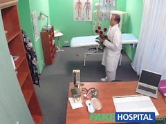 Sweet Doctor gibt Valentinstag Blumen zu heiß Patienten