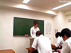 Di Nami Kimura sexy del Teacher dà il suo per studenti una buona lezione di