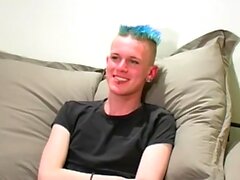 Pitkä laiha uk twink masturboi ja cums haastattelun jälkeen