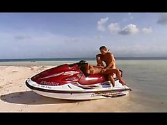 Zwei mals Leistung - Jetskis und Babe