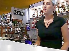 Barmaid Lenka inveiva nel bar per contanti