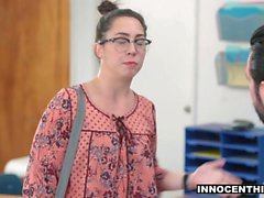 InnocentHigh - koululainen uskottelee Fucks her Way Out Of Ongelma
