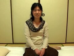 Japan Milf får sin håriga fitta som används och fylls med cum
