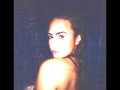 Große Brüste, Demi Lovato