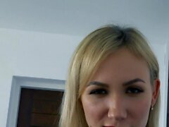 Dirty Corporate Babe Angel wird von Ihrem Schwanz abgelenkt