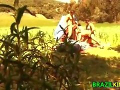 Brasilianischer Küken in einem Dreier im Freien
