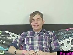 Emo gay mignon montrer son beau de corps Partie 6