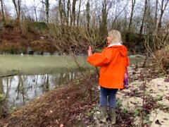 La mujer rubia tetona chupa luego folla a su marido al aire libre