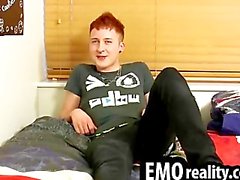 Sexy ja nuoret emo twink neuvottelut ohjelmalisäkkeitä kameran sekä nykimistä pois päältä