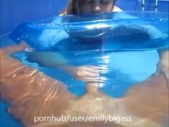 mom hiippailee askel poikansa underwater handjob ja cum veden alle uima julkisesti