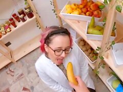 POV - La demostración de mamada de fruta perversa conduce al sexo de POV con Ursula