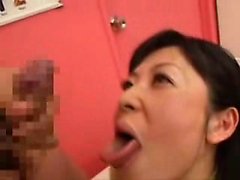 Сексуальная азиатская мама с красивыми сиськами испытывает голод к молодому мясу