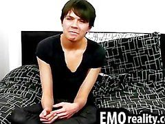 Великолепный подростков Emo выступает к камере а штрихи